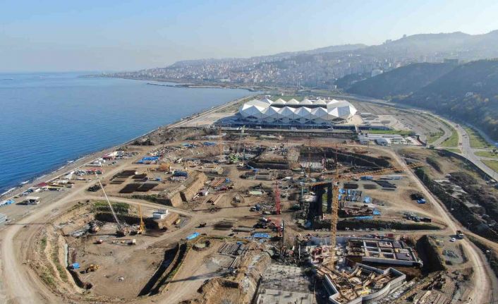 Deniz dolgusuna inşa edilecek Trabzon Şehir Hastanesi için fore kazık çalışmaları sürüyor