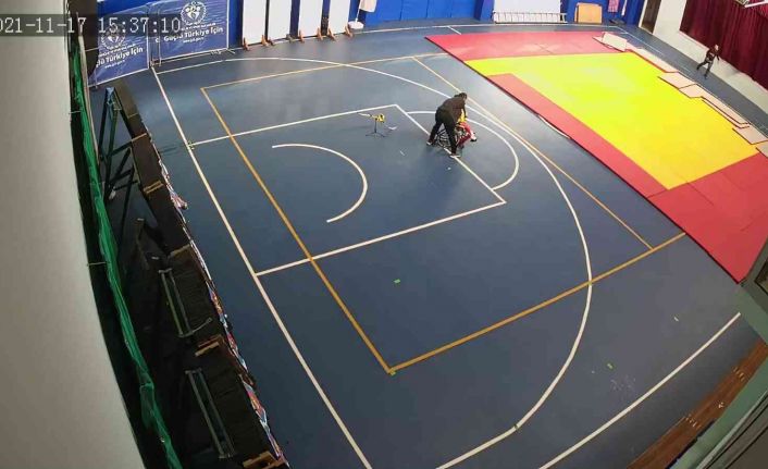 Deprem anında engelli sporcunun üzerine kapandı