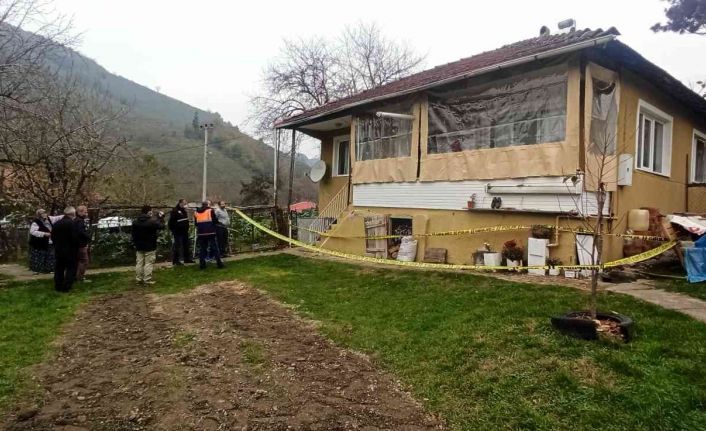 Depremde hasar alan ev tahliye edildi