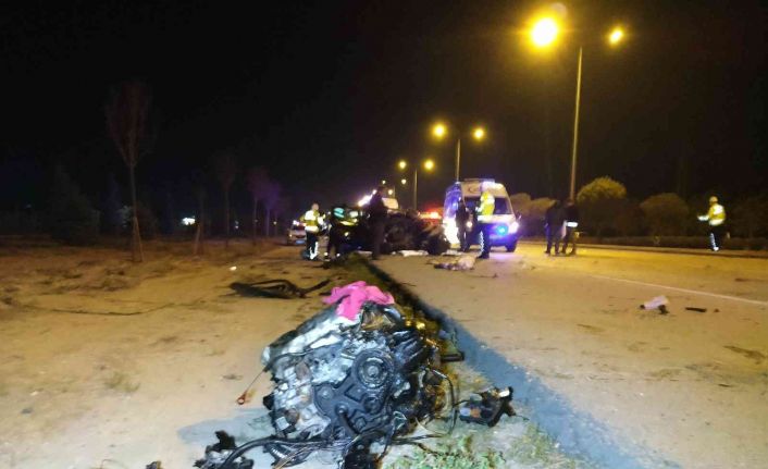 Direğe çarpan otomobilin hız kadranı 230’da takılı kaldı: 3 ölü, 3 yaralı