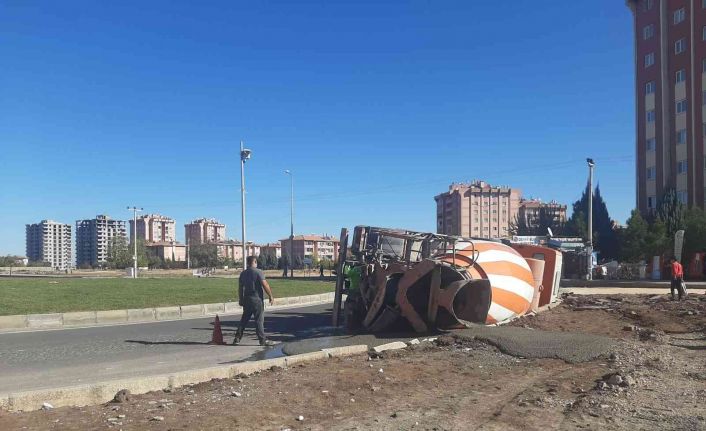 Diyarbakır’da beton mikseri kavşağı dönemeyerek kaldırıma devrildi, sürücü yaralandı