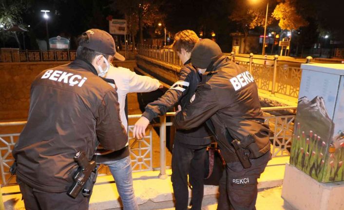 Dondurma çalan 2 şahıs bekçilere yakalandı