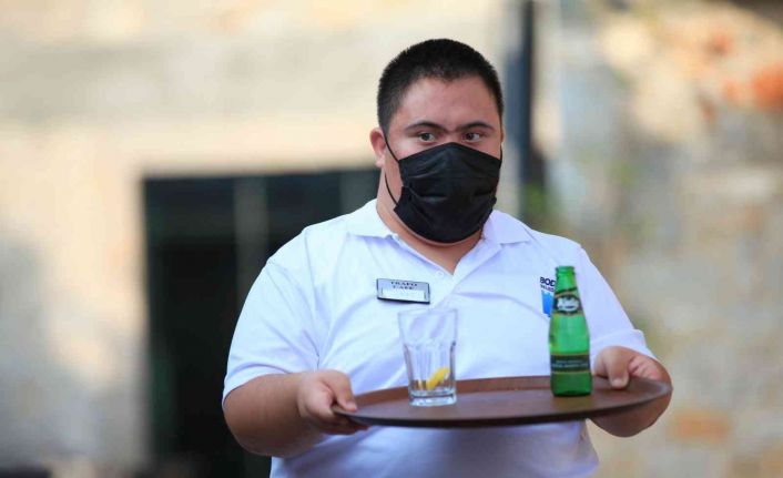 Down sendromlu Yiğit, çalışma azmiyle herkese örnek oluyor