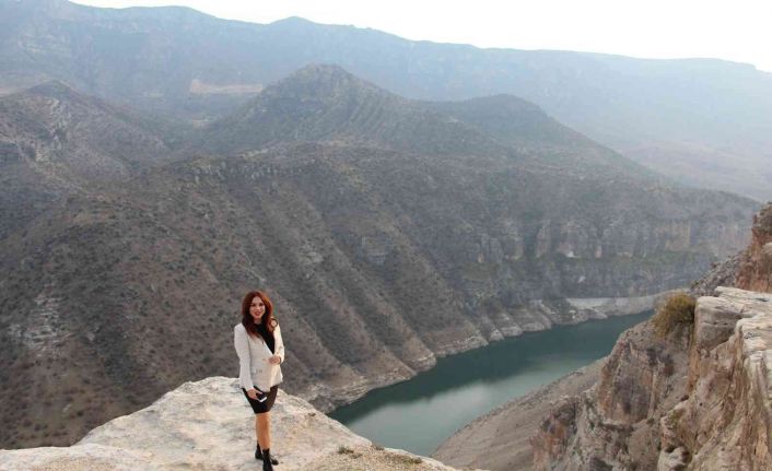 Dubai’de yaşayan sunucu doğa harikası manzarayı görmek için Siirt’e geldi