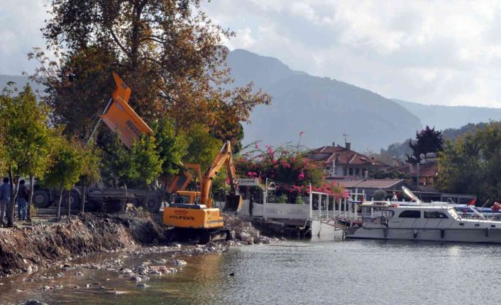Dünyanın önemli doğal miraslarından biri olan Dalyan Kanalları’na kamyonlarla kum ve taş dökülüyor