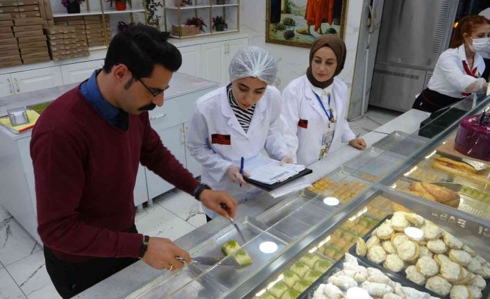 Dünyaya yayılan lezzetler üretim bandından personel kişisel bakımına kadar denetleniyor