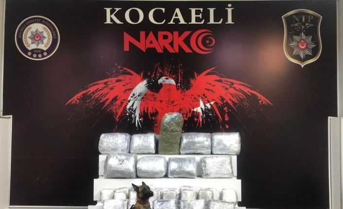 Durdurulan araçtan koli koli uyuşturucu çıktı