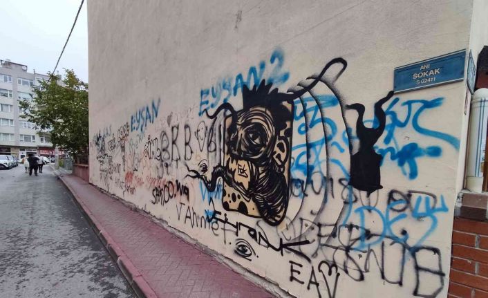 Duvar yazıları görüntü kirliliği oluşturuyor