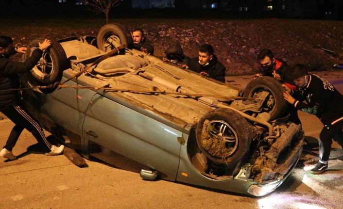 Edirne’de kaza yapan otomobil yolun ortasında ters döndü: 2 yaralı