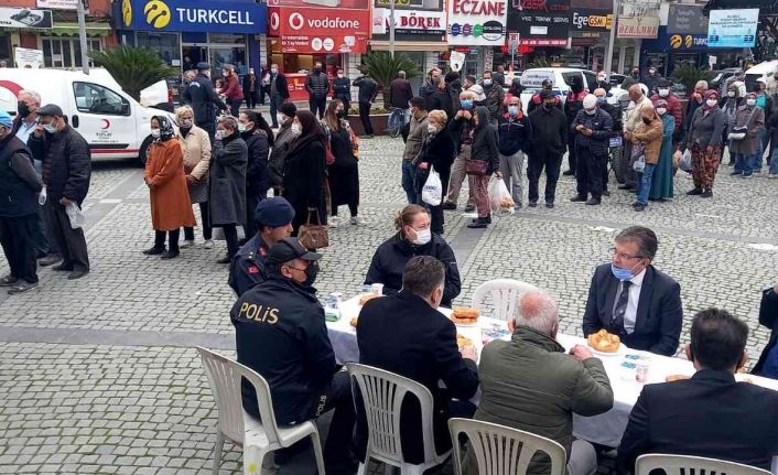 Edremit’te meslektaşları şehit polis için lokma döktürdü