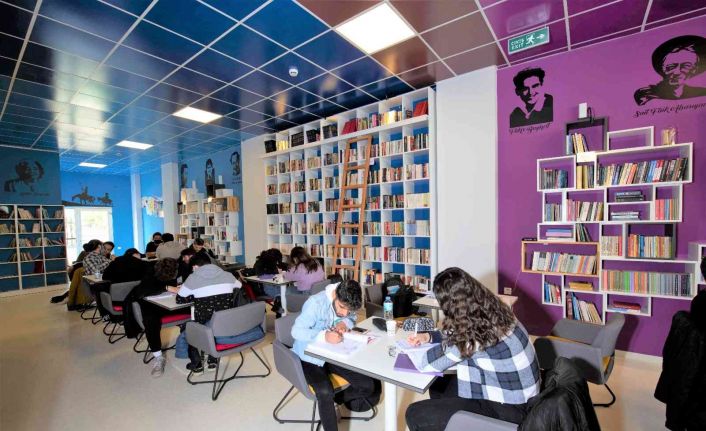 Efelerli gençler kitap kafeyi çok sevdi