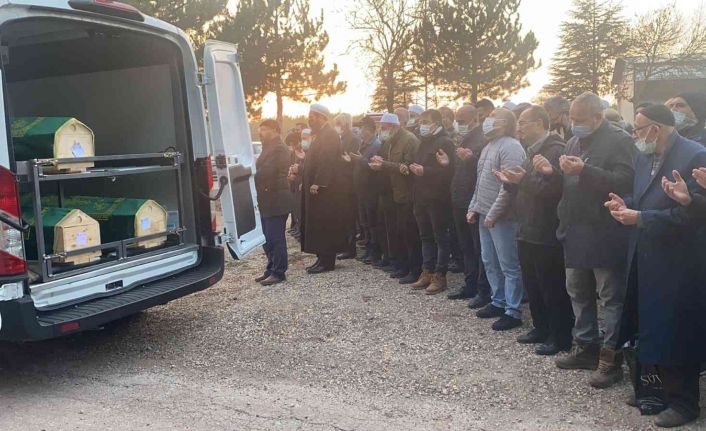 Ekinci ailesinin cenazeleri Eskişehir’de defnedildi
