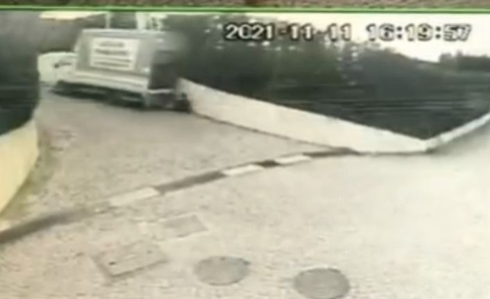 El frenini çekmeyi unutan sürücü kamyonetin altında kalmıştı: Feci olay kameraya yansıdı