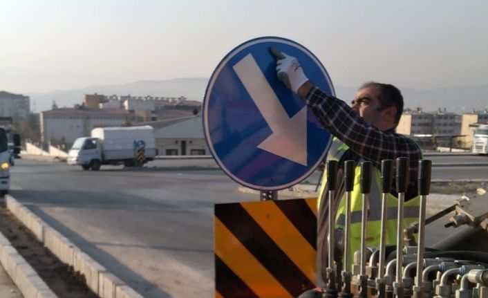 Elazığ Belediyesi yön levhalarını yeniliyor