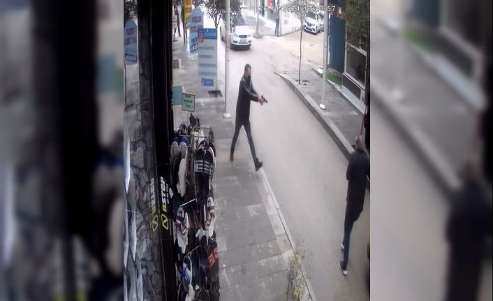 Elazığ’da 2 kişinin yaralandığı silahlı çatışmanın güvenlik kameraları ortaya çıktı