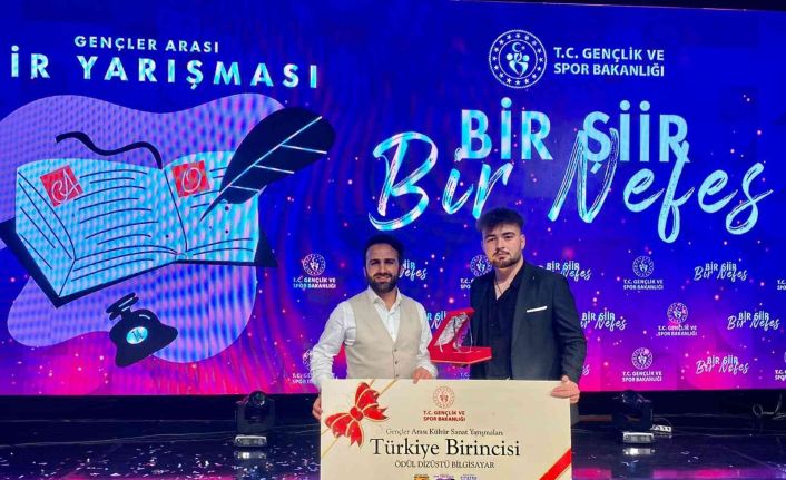 Elazığlı Muhammet Mert Özdemir Bir Şiir Bir Nefes yarışmasında Türkiye 1’incisi oldu