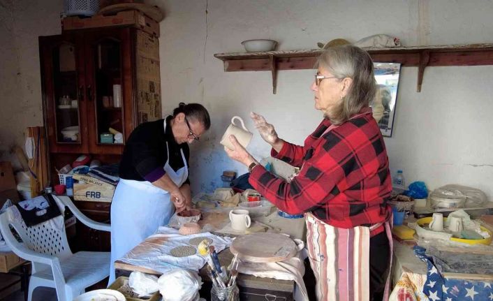 Emekli öğretmenler, usta elleriyle seramik sanatına hayat veriyor
