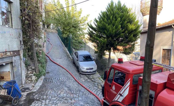 Eminönü’nde itfaiyenin çilesi