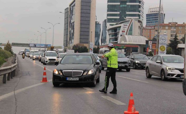 Emniyet şeridi ihlali yapan sürücü: "Ne ceza gelirse gelsin, arabayı 1 ay sonra Almanya’ya götürüyorum"