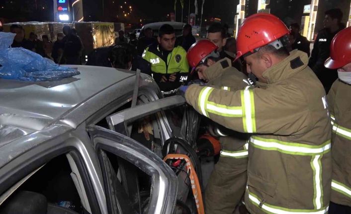 Emniyet şeridini kullanan alkollü sürücü tıra çarptı: 1’i polis, 3 yaralı