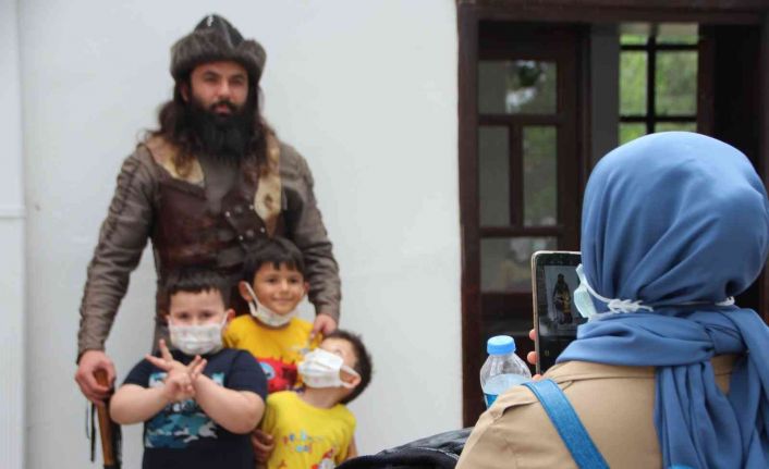 Ertuğrul Gazi Türbesi’ndeki ’Saygı Nöbeti’ni pür dikkat izliyorlar