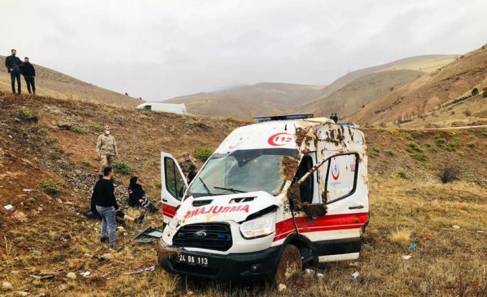 Erzincan’da ambulansın devrilmesi sonucu 3 sağlık görevlisi yaralandı