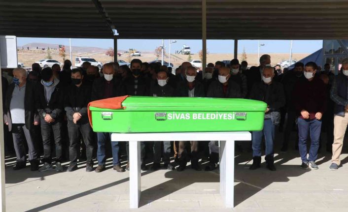 Eşinden üç gün sonra vefat eden ünlü ozanın eşi son yolculuğuna uğurlandı