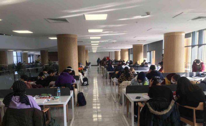 Eskişehir İl Halk Kütüphanesi’nde öğrenci yoğunluğu