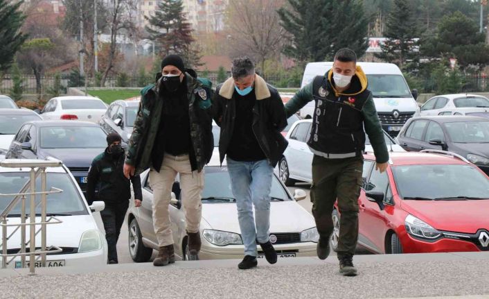 Evinde ve üzerinde uyuşturucu yakalanan şahıs adliyeye sevk edildi