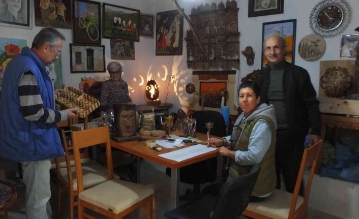 Evini sergi salonuna çeviren tarım teknikeri, şimdi de sokağını boyuyor
