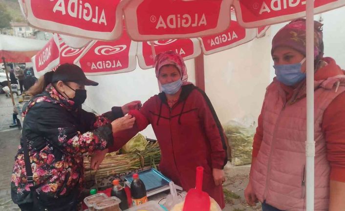 Film oyuncuları kadına şiddete dikkat çekmek için halka al yazma dağıttı