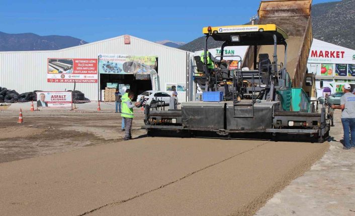 Finike Sahilkent Hali’nde asfalt çalışması