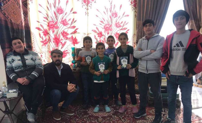 Fotoğraf sanatçısı, hem köy çocuklarına hem mahalle çocuklarına ücretsiz hizmet veriyor