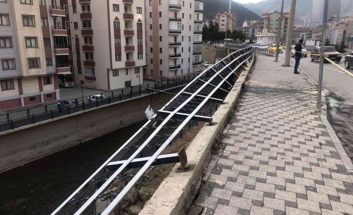 Freni boşalan kamyonet önce otomobile, ardından kaldırımdaki yayalara çarptı: 5 yaralı