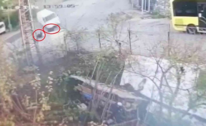 Freni boşalan minibüs yoldan geçen 2 kadına çarptı: 1 ölü, 2 yaralı