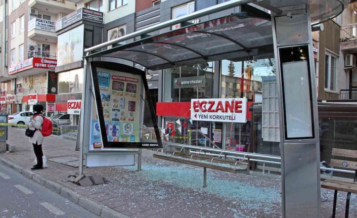 Freni tutmayan halk otobüsü önce durağa daldı, ardından araçları biçip direği devirdi