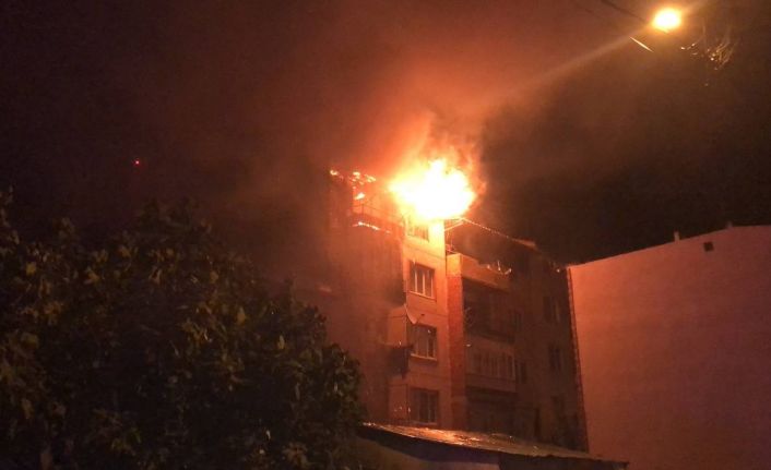Gemlik’te korkutan yangın: Bina sakinleri canlarını zor kurtardı, 1 kişi zehirlendi