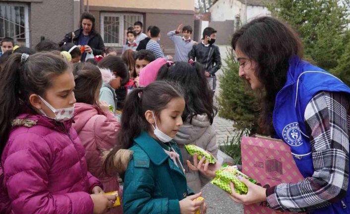 Gençlik merkezi gönüllü gençleri, minik öğrencilere çevre bilincini aşıladı