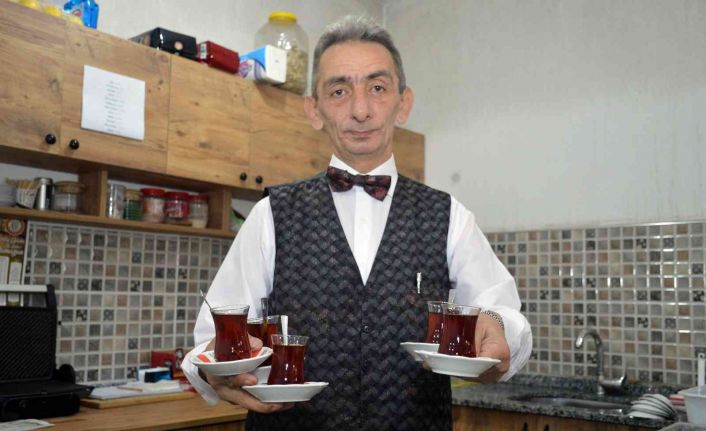 Giyimiyle dikkat çekiyor, müşteriler sadece onu tercih ediyor