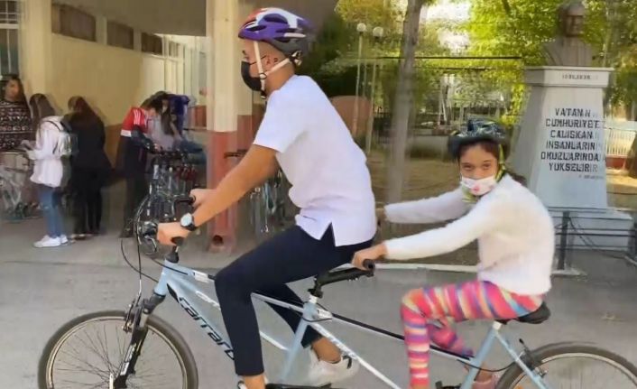 Görme engelli öğrenciler, eş pedal ile bisiklet sürme hayallerini gerçekleştirdi