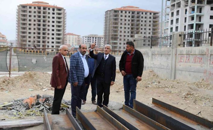 Güder, yüzme havuzunda incelemelerde bulundu