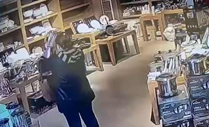 Güvenlik kamerasını görmesine rağmen hırsızlık yapan kadının pişkinliği pes dedirtti