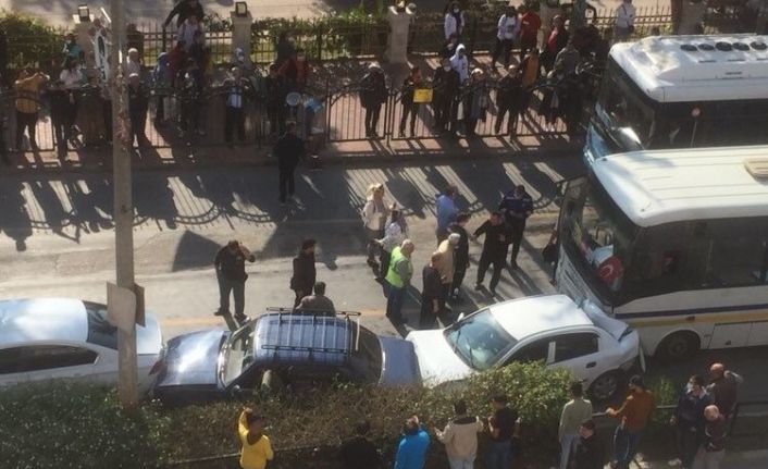 Halk otobüsünün freni patladı, kırmızı ışıkta bekleyen 6 araç zincirleme kazaya karıştı