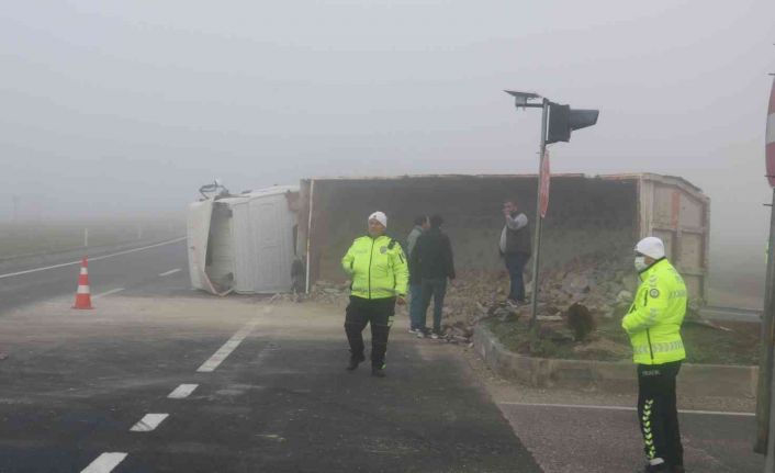 Halkalı-Kapıkule hızlı tren inşaatında çalışan hafriyat kamyonu devrildi: 1 yaralı
