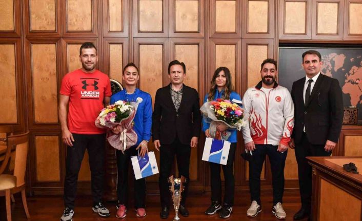 Hem korona virüs ile hem de rakipleri ile savaşan hemşire Duygu Turan, kick boksta dünya şampiyonu oldu