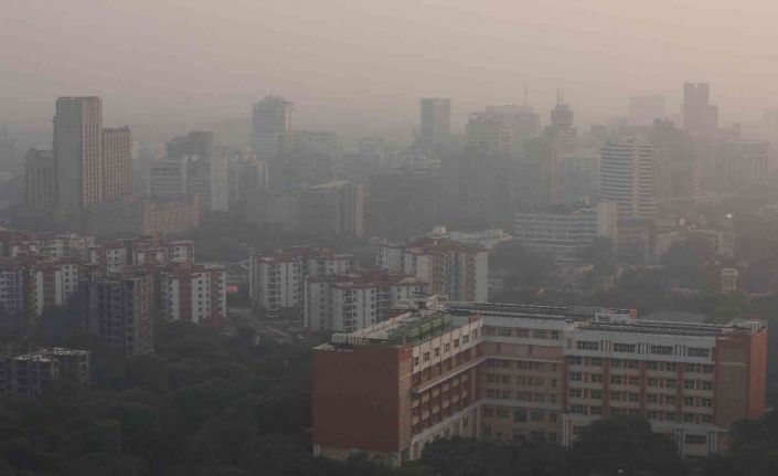 Hindistan’ın başkenti Yeni Delhi’de hava kirliliği nedeniyle eğitime süresiz ara verildi