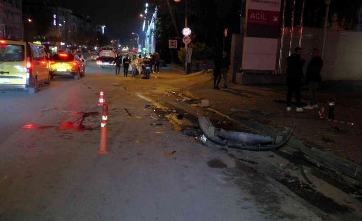 Hız yapan lüks otomobil sürücüsü 4 araca çapıp takla attı: 1 yaralı