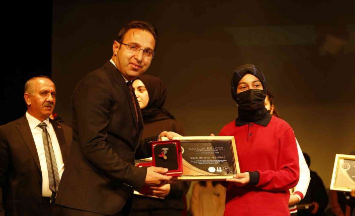 İbrahim Hakkı Hz. konulu şiir, kompozisyon ve resim yarışmasında dereceye giren öğrenciler ödüllendirildi