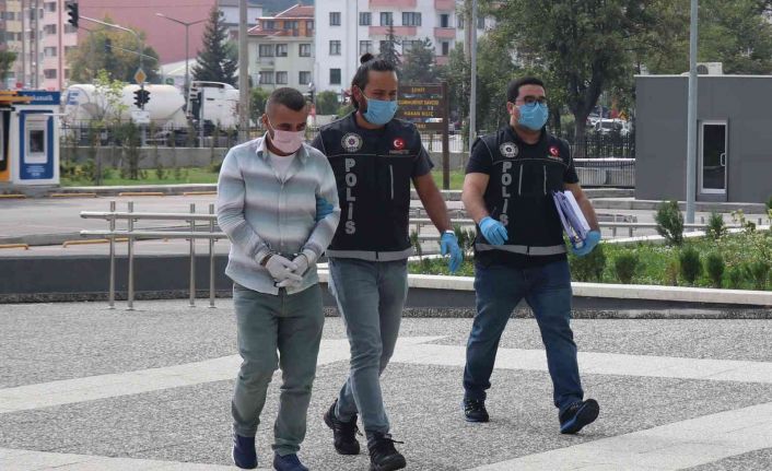 İç çamaşırında eroinle yakalanan sanığa 12 yıl 6 ay hapis ile 25 bin lira adli para cezası