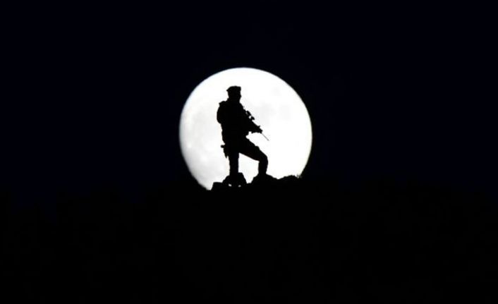 İran sınırında kartpostallık dolunay manzarası